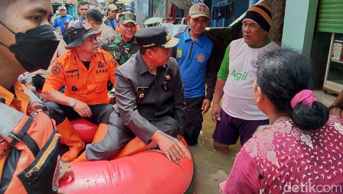 Wagub Jabar Uu saat melihat lokasi banjir di Dusun Krajan, Desa Ciasem Hilir, Rabu (1/3/2023).