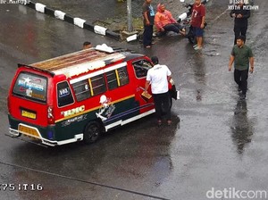 Momen Bobby Marahi Sopir Angkot yang Terobos Lampu Merah-Tabrak Motor