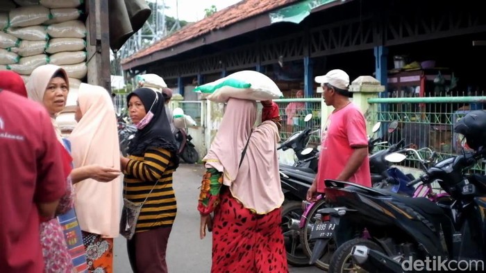 Warga antusias mengikuti operasi pasar beras murah di Kota Probolinggo