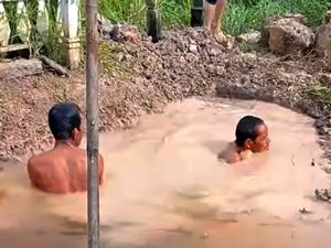 Viral Pemakaman di Liang Lahad yang Penuh Air, Ini Faktanya