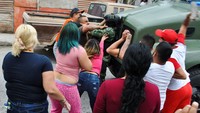 Orang-orang memukuli seorang tentara di Nuevo Laredo, Meksiko, Minggu (26/2/2023).  