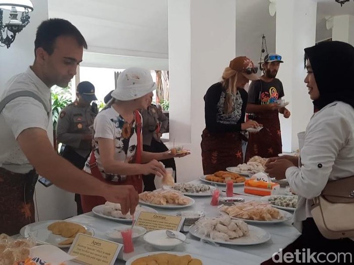 Wisatawan mancanegara penumpang kapal pesiar mencicipi kuliner lokal di Keraton Sumenep.
