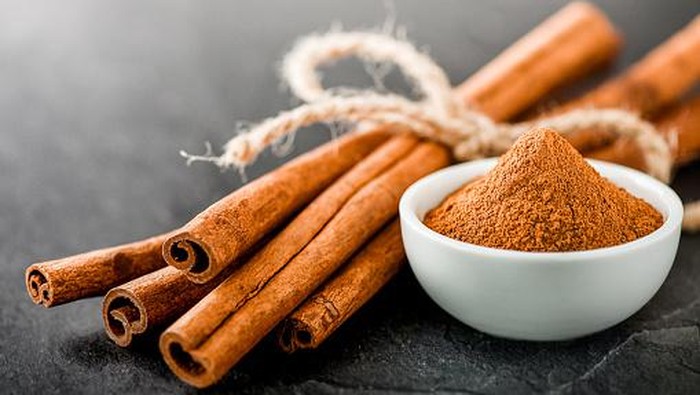 Sebuah studi menunjukkan bahwa rempah-rempah kayu manis memiliki senyawa bioaktif. Hal itu dapat meningkatkan fungsi otak, terutama memori dan pembelajaran.