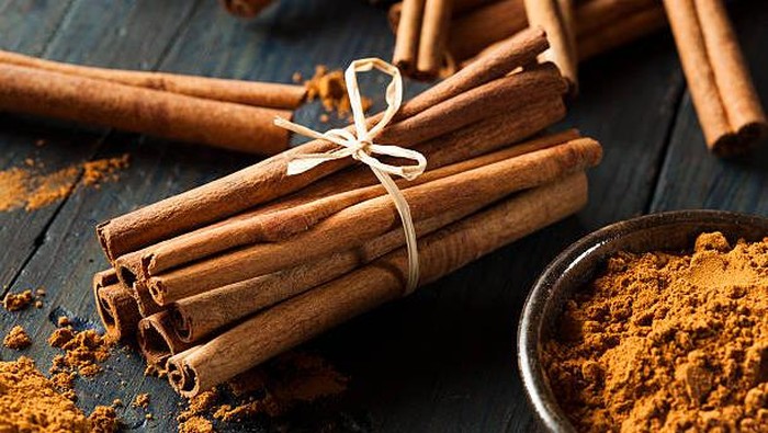 Sebuah studi menunjukkan bahwa rempah-rempah kayu manis memiliki senyawa bioaktif. Hal itu dapat meningkatkan fungsi otak, terutama memori dan pembelajaran.
