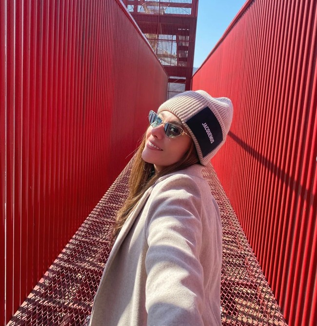 Meski sudah memiliki 3 orang anak namun penampilan Wulan Guritno masih tampak begitu stylish dan memukau. Tak heran jika banyak yang menjulukinya sebagai hot mom. Foto: Instagram/@wulanguritno