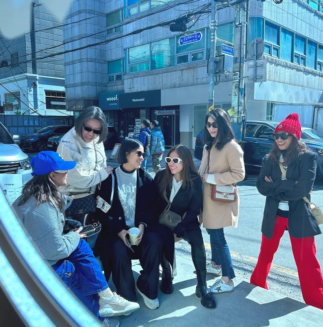 Biasanya selalu ditemani oleh sang kekasih, Sabda Ahessa. Tampaknya kali ini Wulan menghabiskan waktu berliburnya hanya bersama para kerabatnya tanpa kehadiran sang kekasih. Foto: Instagram/@wulanguritno