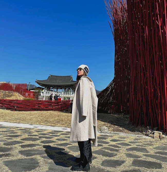 Selama di Korea, Wulan Guritno mengunjungi beberapa tempat di sana, salah satunya Museum Of Youngwol Y Park. Begini potretnya dengan latar belakang pemandangan di museum tersebut. Foto: Instagram/@wulanguritno