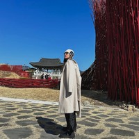 Selama di Korea, Wulan Guritno mengunjungi beberapa tempat di sana, salah satunya Museum Of Youngwol Y Park. Begini potretnya dengan latar belakang pemandangan di museum tersebut. Foto: Instagram/@wulanguritno