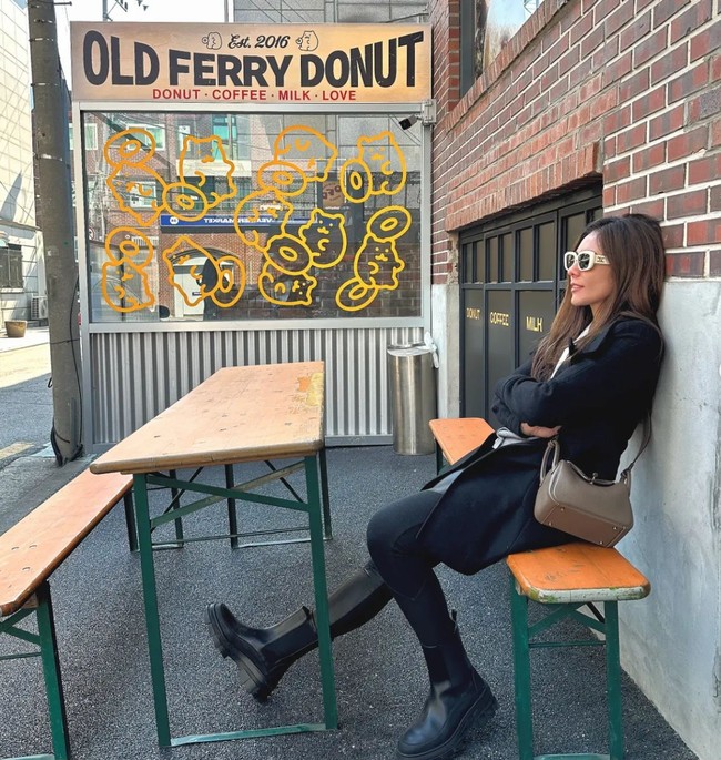 Gaya ibu 3 anak itu pun selalu terlihat stylish. Seperti gayanya yang satu ini saat memadukan blazer hitam dengan celana panjang dan sepatu boots. Dengan tambahan kaca mata hitam yang dikenakannya, penampilan Wulan pun terlihat makin memukau. Foto: Instagram/@wulanguritno