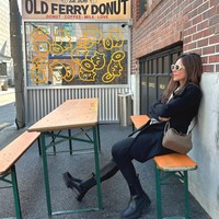 Gaya ibu 3 anak itu pun selalu terlihat stylish. Seperti gayanya yang satu ini saat memadukan blazer hitam dengan celana panjang dan sepatu boots. Dengan tambahan kaca mata hitam yang dikenakannya, penampilan Wulan pun terlihat makin memukau. Foto: Instagram/@wulanguritno