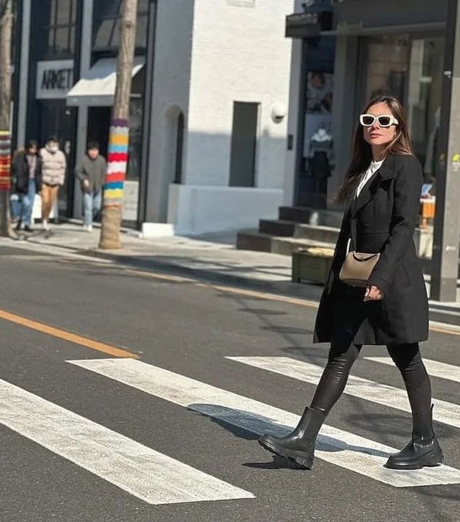 Berpose sambil menyebrang jalan di zebra cross, pesona Wulan Guritno memang tak diragukan lagi. Masih tak kalah dengan wanita yang usianya jauh lebih muda bukan? Foto: Instagram/@wulanguritno