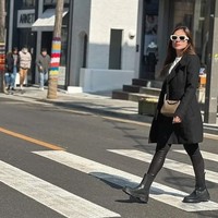 Berpose sambil menyebrang jalan di zebra cross, pesona Wulan Guritno memang tak diragukan lagi. Masih tak kalah dengan wanita yang usianya jauh lebih muda bukan? Foto: Instagram/@wulanguritno