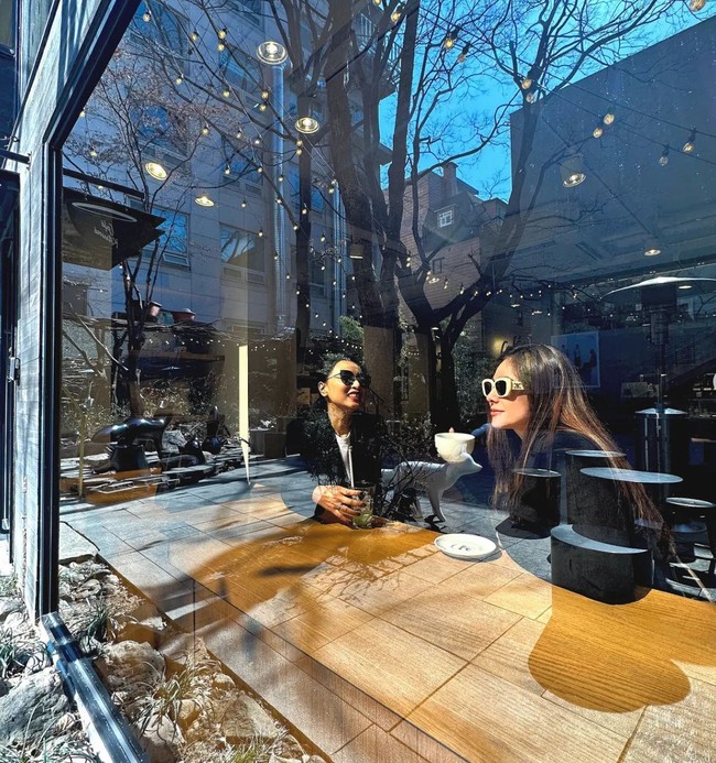 Dengan rambut panjang, tubuh langsing dan wajah blasteran yang dimilikinya, tak heran jika banyak yang berhasil dibuat terpukau melihat penampilannya. Dalam foto terlihat Wulan yang sedang mengopi bersama kerabatnya. Foto: Instagram/@wulanguritno