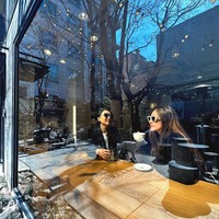 Dengan rambut panjang, tubuh langsing dan wajah blasteran yang dimilikinya, tak heran jika banyak yang berhasil dibuat terpukau melihat penampilannya. Dalam foto terlihat Wulan yang sedang mengopi bersama kerabatnya. Foto: Instagram/@wulanguritno