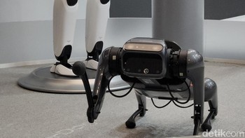 CyberDog bisa diperintah lewat remote atau secara otomatis. Termasuk untuk jungkir balik dan berguling jika ingin membuat terkesima para pengunjung yang penasaran. Foto: Ardhi Suryadhi/detikcom