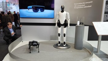 Ini merupakan CyberDog dengan robot besutan Xiaomi lainnya, CyberOne yang berbentuk humanoid. Foto: Ardhi Suryadhi/detikcom