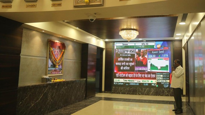 10 Bursa Saham Terbesar di Dunia, RI Ada? Pasar modal kian menjadi perhatian banyak orang sebagai tempat investasi yang kredibel dan menjanjikan. Berikut 10 Bursa Saham Terbesar Dunia