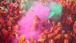 Keseruan Perang Bubuk Warna-warni di Festival Holi