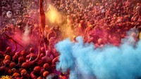 Festival Holi merupakan salah satu perayaan menyambut musim semi sekaligus merayakan cinta Dewa Radha dan Krishna. Selain itu melambangkan kemenangan dari kejahatan.