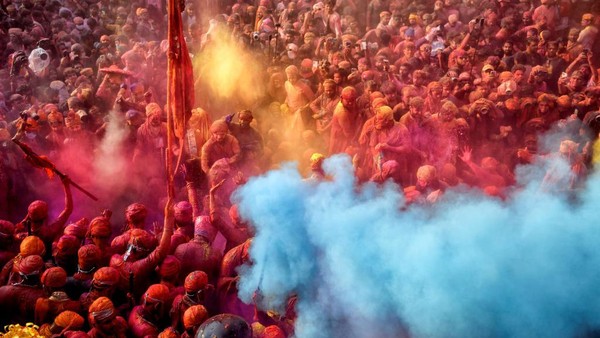 Festival Holi merupakan salah satu perayaan menyambut musim semi sekaligus merayakan cinta Dewa Radha dan Krishna. Selain itu melambangkan kemenangan dari kejahatan. Festival Holi merupakan salah satu perayaan menyambut musim semi sekaligus merayakan cinta Dewa Radha dan Krishna. Selain itu melambangkan kemenangan dari kejahatan.