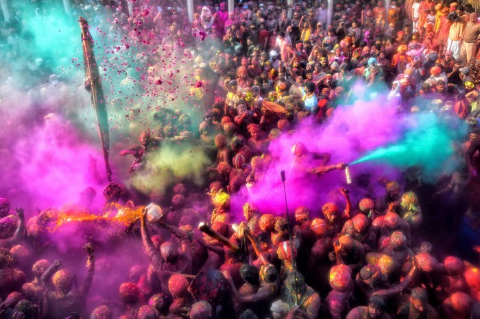 MATHURA, INDIA - 2023/03/01: Hindu devotees play with colorful powders (Gulal) at the Radharani Temple of Nandgaon during the festival. Holi Festival of India is one of the biggest colorful celebrations in India as many tourists and devotees gather to observe this colorful event. At the beginning of spring, the festival celebrates the divine love of Radha and Krishna and represents the victory of good over evil. (Photo by Avishek Das/SOPA Images/LightRocket via Getty Images)