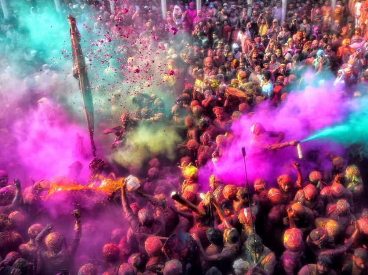Keseruan Perang Bubuk Warna-warni di Festival Holi