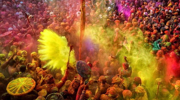 Begini suasana keseruan perang bubuk warna-warni saat diselenggarakannya Festival Holi di kawasan Mathura, India, Rabu (1/3/2023). Begini suasana keseruan perang bubuk warna-warni saat diselenggarakannya Festival Holi di kawasan Mathura, India, Rabu (1/3/2023).