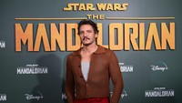Sejarah sebutan daddy buat Pedro Pascal oleh netizen muncul setelah penampilan-penampilannya di berbagai serial televisi. Aura dewasa, kebapakan, tampil berkumis dan brewok, dengan postur tubuh yang besar membuat Pedro Pascal lekat dengan image bapak-bapak. (Foto: Jeff Spicer/Getty Images for Dis/Jeff Spicer)
