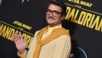 Di karpet merah, Pedro Pascal juga menggoda para penggemar ketika ditanya soal sebutan daddy yang diberikan kepadanya. Jawabannya pun nakal: Aku adalah daddy-mu yang ja**ng dan keren, katanya. (Foto: FilmMagic/Axelle/Bauer-Griffin)