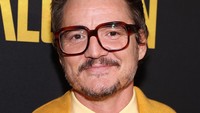 Baru-baru ini dalam sebuah wawancara dengan Good Morning Britain, Pedro Pascal kembali menggoda fans. Untuk pertama kalinya dia menyebut dirinya bingung dengan sebutan daddy itu. Tapi di akhir, Pedro Pascal tersenyum nakal usai bicara yang justru membuat fans heboh. (Foto: Getty Images for Disney/Jesse Grant)