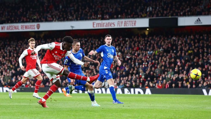 LONDON, ENGLAND - MARCH 01: Bukayo Saka of Arsenal scores the teams first goal during the Premier League match between Arsenal FC and Everton FC at Emirates Stadium on March 01, 2023 in London, England. (Photo by Clive Rose/Getty Images)