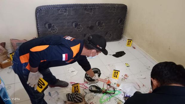 Viral tiga orang pelajar di Makassar tewas usai mengonsumsi miras oplosan. Polisi melakukan olah TKP tempat pesta miras tersebut.