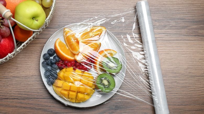 5 Makanan Ini Sebaiknya Tidak Dikemas dengan Plastik Pembungkus