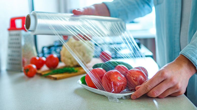 5 Makanan Ini Sebaiknya Tidak Dikemas dengan Plastik Pembungkus