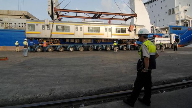 TANJUNG PRIOK, JAKARTA, JAN-06 : Workers lowered a series of electric train from Japan upon arrival at Tanjung Priok Port, Jakarta, on January 06,2016. A total of 18 units to serve commuter KRL Jakarta, Bogor, Depok, Tangerang and Bekasi arrived at Tanjung Priok Port, marking the end of the procurement program trains 120 PT KAI Commuter Jabodetabek 2015. (Photo by Dasril Roszandi/NurPhoto) (Photo by NurPhoto/NurPhoto via Getty Images)