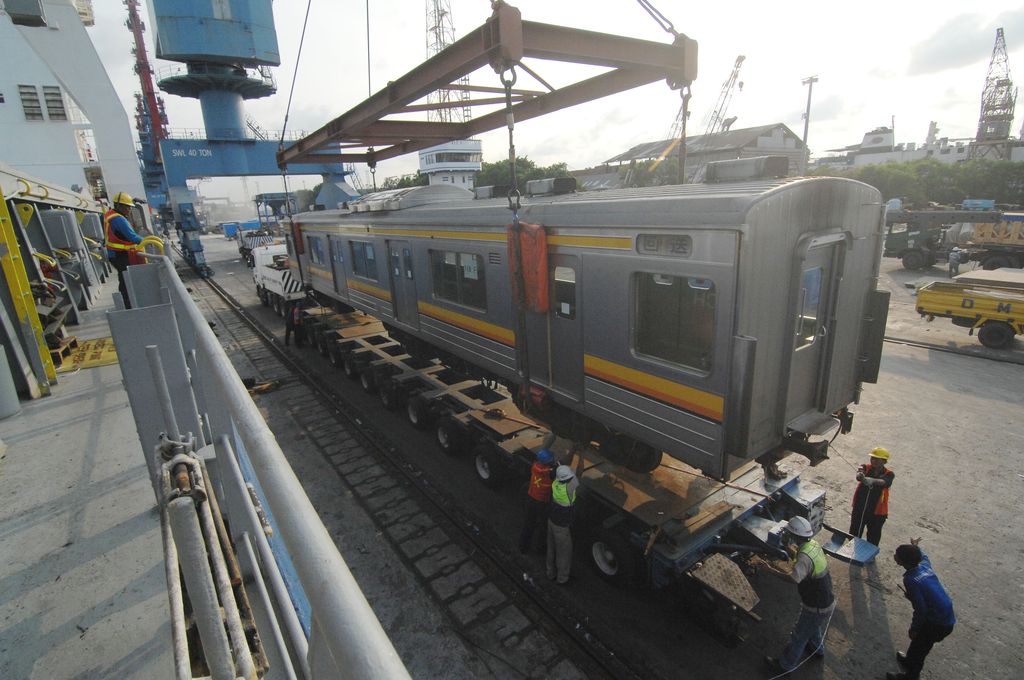 TANJUNG PRIOK, JAKARTA, JAN-06 : Workers lowered a series of electric train from Japan upon arrival at Tanjung Priok Port, Jakarta, on January 06,2016. A total of 18 units to serve commuter KRL Jakarta, Bogor, Depok, Tangerang and Bekasi arrived at Tanjung Priok Port, marking the end of the procurement program trains 120 PT KAI Commuter Jabodetabek 2015. (Photo by Dasril Roszandi/NurPhoto) (Photo by NurPhoto/NurPhoto via Getty Images)
