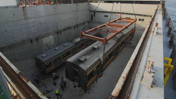 TANJUNG PRIOK, JAKARTA, JAN-06 : Workers lowered a series of electric train from Japan upon arrival at Tanjung Priok Port, Jakarta, January 06,2016. A total of 18 units to serve commuter KRL Jakarta, Bogor, Depok, Tangerang and Bekasi arrived at Tanjung Priok Port, marking the end of the procurement program trains 120 PT KAI Commuter Jabodetabek 2015. (Photo by Dasril Roszandi/NurPhoto) (Photo by NurPhoto/NurPhoto via Getty Images)