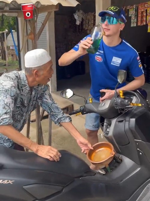 Aksi lucu rider WSBK dari pabrikan Yamaha asal Italia Lorenzo Baldassarri di Kuta Mandalika viral di sosial media. Foto: istimewa.