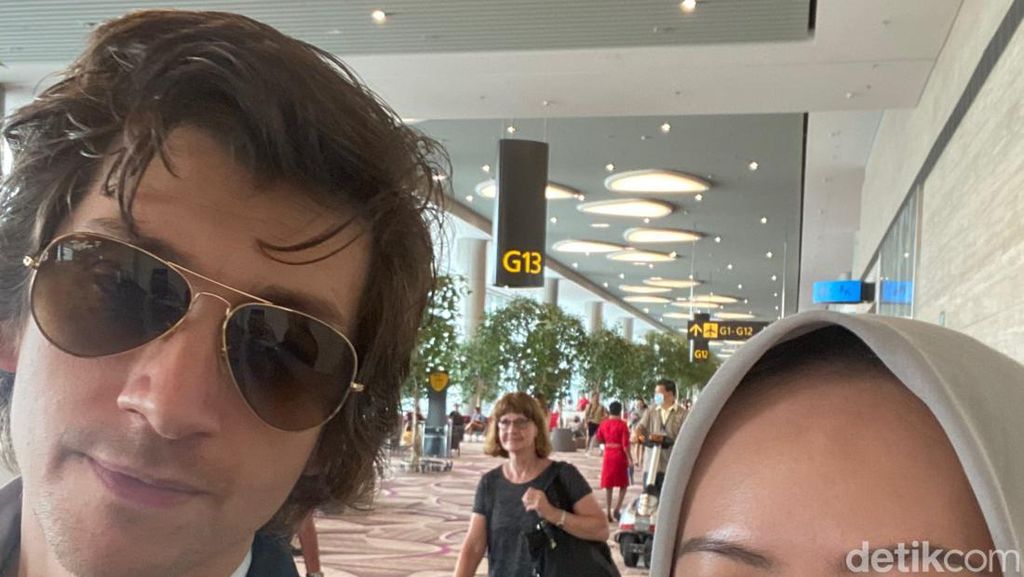 Viral Alex Turner Arctic Monkey Selfie Bareng Wanita RI, Ini Faktanya