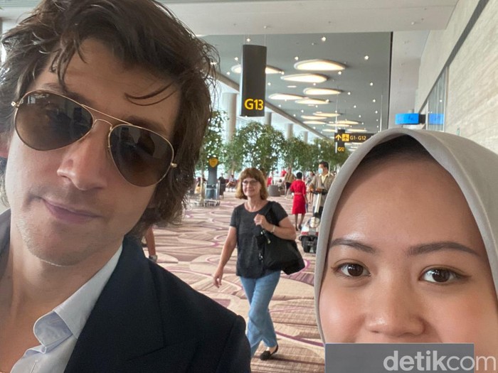 Alma Zhafira Pramusita yang bertemu dengan Alex Turner, vokalis Arctic Monkey di Bandara. Alma Zhafira Pramusita yang bertemu dengan Alex Turner, vokalis Arctic Monkey di Bandara.
