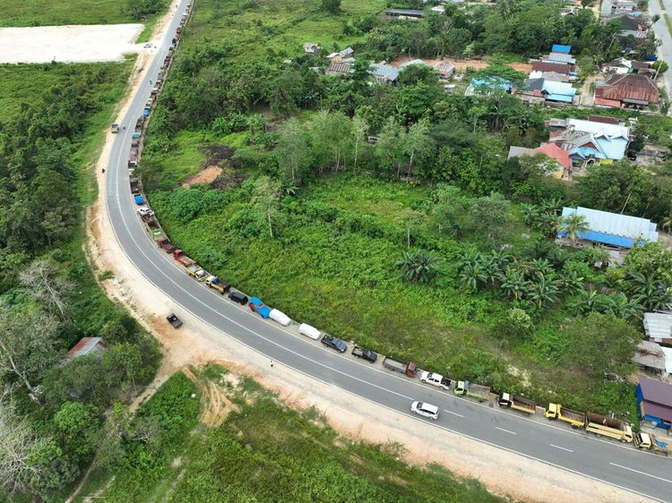 Foto Truk Mengular Antre Isi Solar Subsidi, Sopir Nunggu Sampai 2 Hari