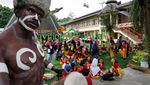 Antusias Pelajar SD Belajar di Luar Ruang