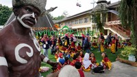 Taman Mini Indonesia Indah ini menjadi tempat wisata yang sarat edukasi. Pelajar dari kelas IIA dan B, Sekolah Dasar Negeri Jatirahayu VI, Pondok Melati, Bekasi, Jawa Barat melakoni hal itu guna menambah pengetahuan siswa-siswinya dengan cara yang asyik.
