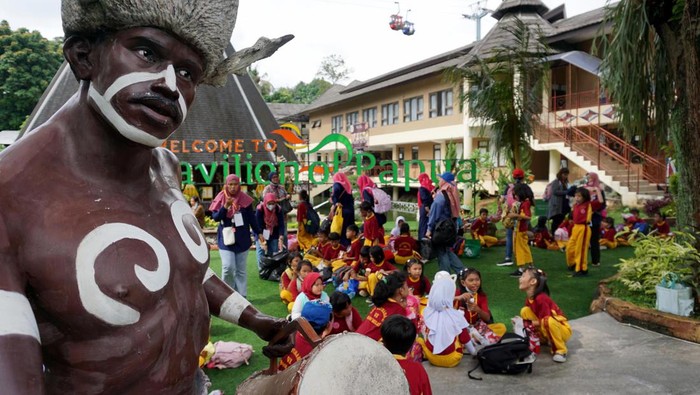 Antusias Pelajar SD Belajar Luar Ruang Setelah 2 tahun mengalami pandemi COVID-19, para siswa/i disemua jenjang antusias melakukan pembelajaran luar ruang. Seperti ini salah satunya.