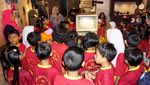 Antusias Pelajar SD Belajar di Luar Ruang