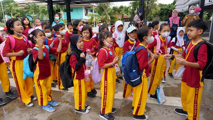 Setelah 2 tahun mengalami pandemi COVID-19, para siswa/i disemua jenjang antusias melakukan pembelajaran luar ruang. Seperti ini salah satunya.