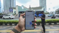 Warga menggunakan aplikasi SatuSehat Mobile di Jakarta, Kamis (2/3/2023).
