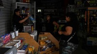 Seorang wanita membeli air di toko dalam kegelapan di Buenos Aires. Wakil Menteri Energi Argentina Santiago Yanotti mengatakan kepada jaringan C5N bahwa permintaan listrik melonjak karena suhu tinggi. Di Buenos Aires, suhunya 36 derajat Celcius (97 derajat Fahrenheit) pada hari Rabu. Luis Robayo/AFP/Getty Images
