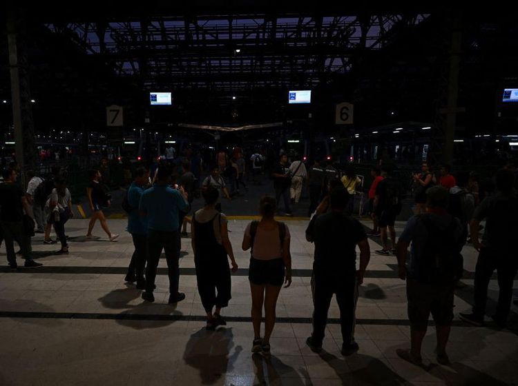 Argentina Gelap Gulita Gegara Kebakaran Saluran Listrik Tegangan Tinggi