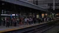 Komuter menunggu di stasiun kereta Constitucion di Buenos Aires, menyusul pemadaman listrik akibat kebakaran. Luis Robayo/AFP/Getty Images  